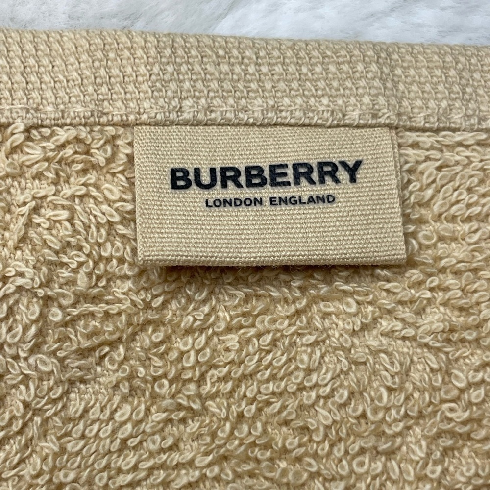 😍NEW😍 Thomas Burberry Monogrammed Facial Wash Cloth - Picture 3 of 4